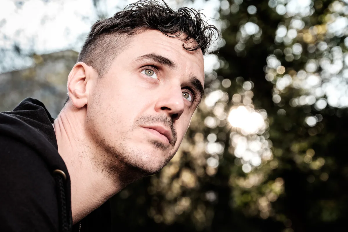 Man sieht den Musiker und Sänger Seven.